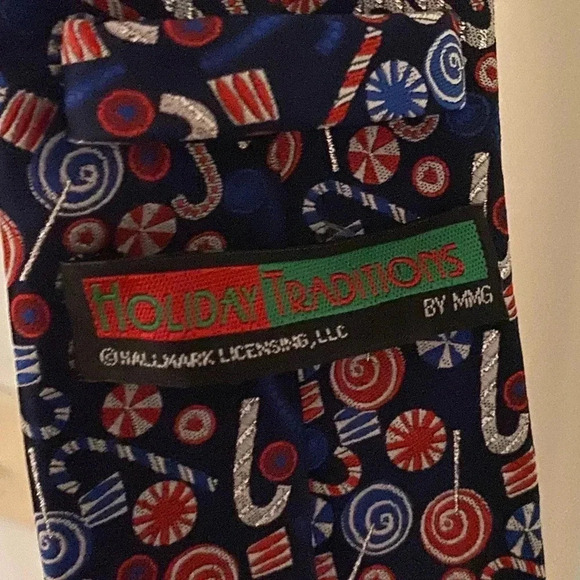 Hallmark Holiday Traditions Christmas Candy cane & Peppermint Tie Excellent Cond - Picture 2 of 4